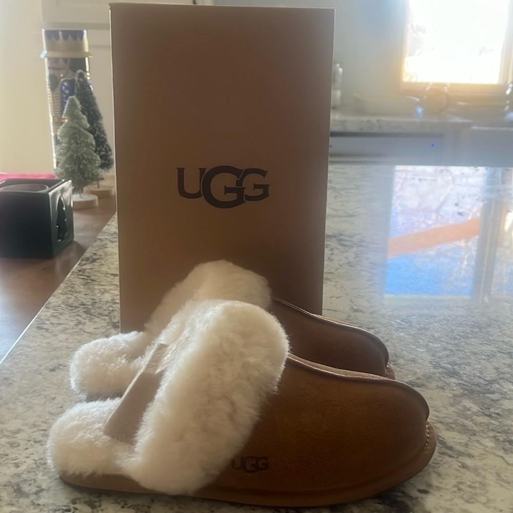 Scuffette ll Women’s Ugg slippers. Brand new never worn in original box.